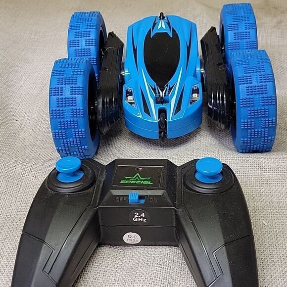 3 Stunt Car Double Side Roll Race Stunt Cars with remotes - Picture 7 of 11